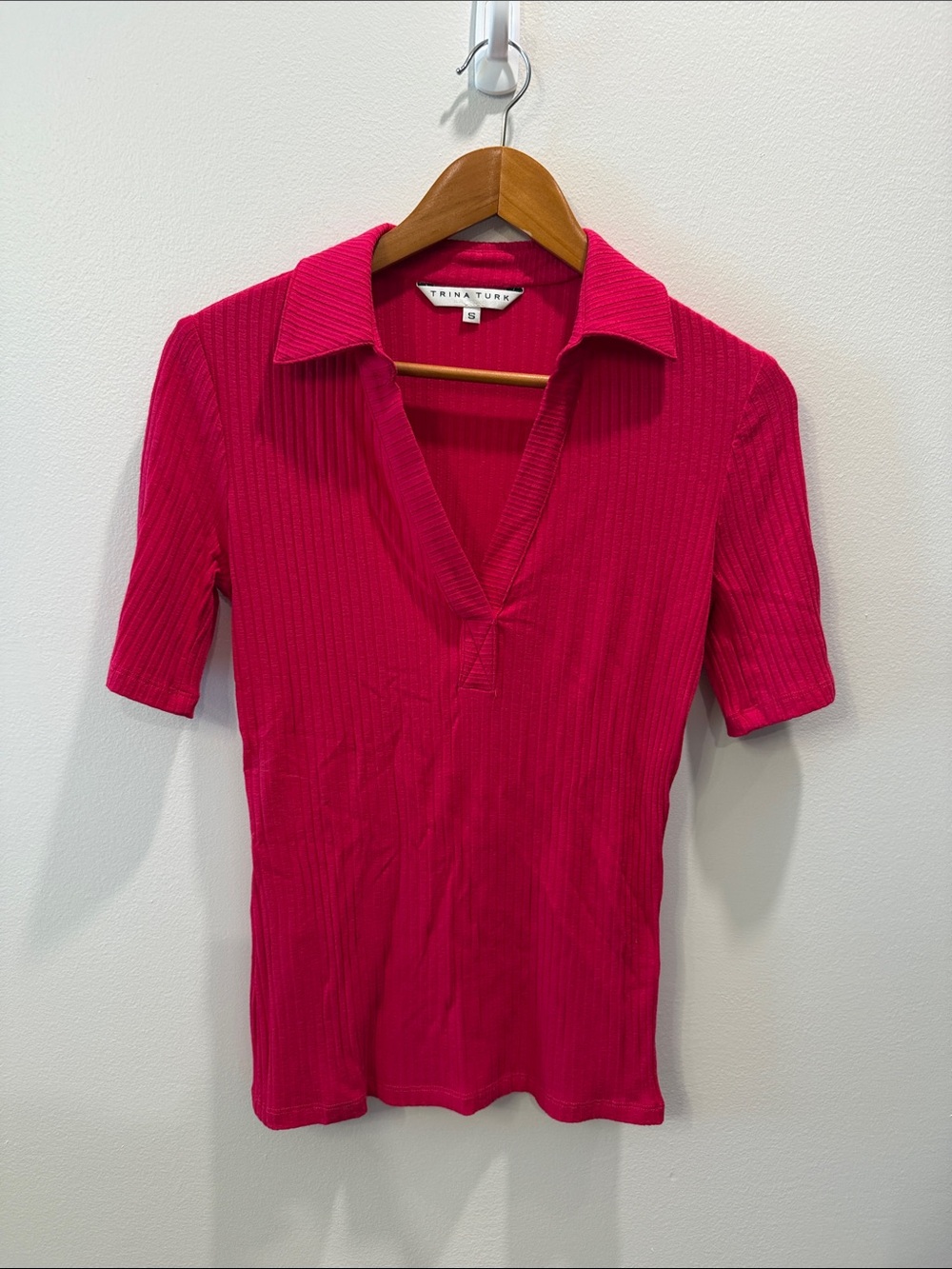 Trina Turk Short-Sleeve Ribbed Polo Top in Hot Pink Sz S